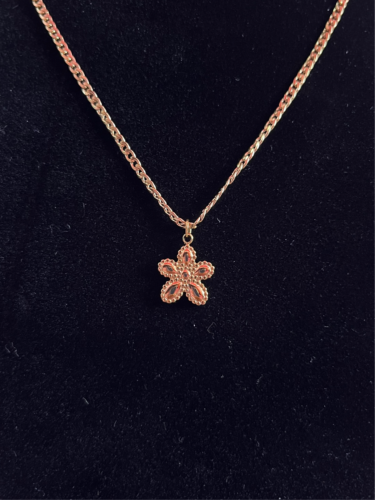 Dainty Daisy Necklace