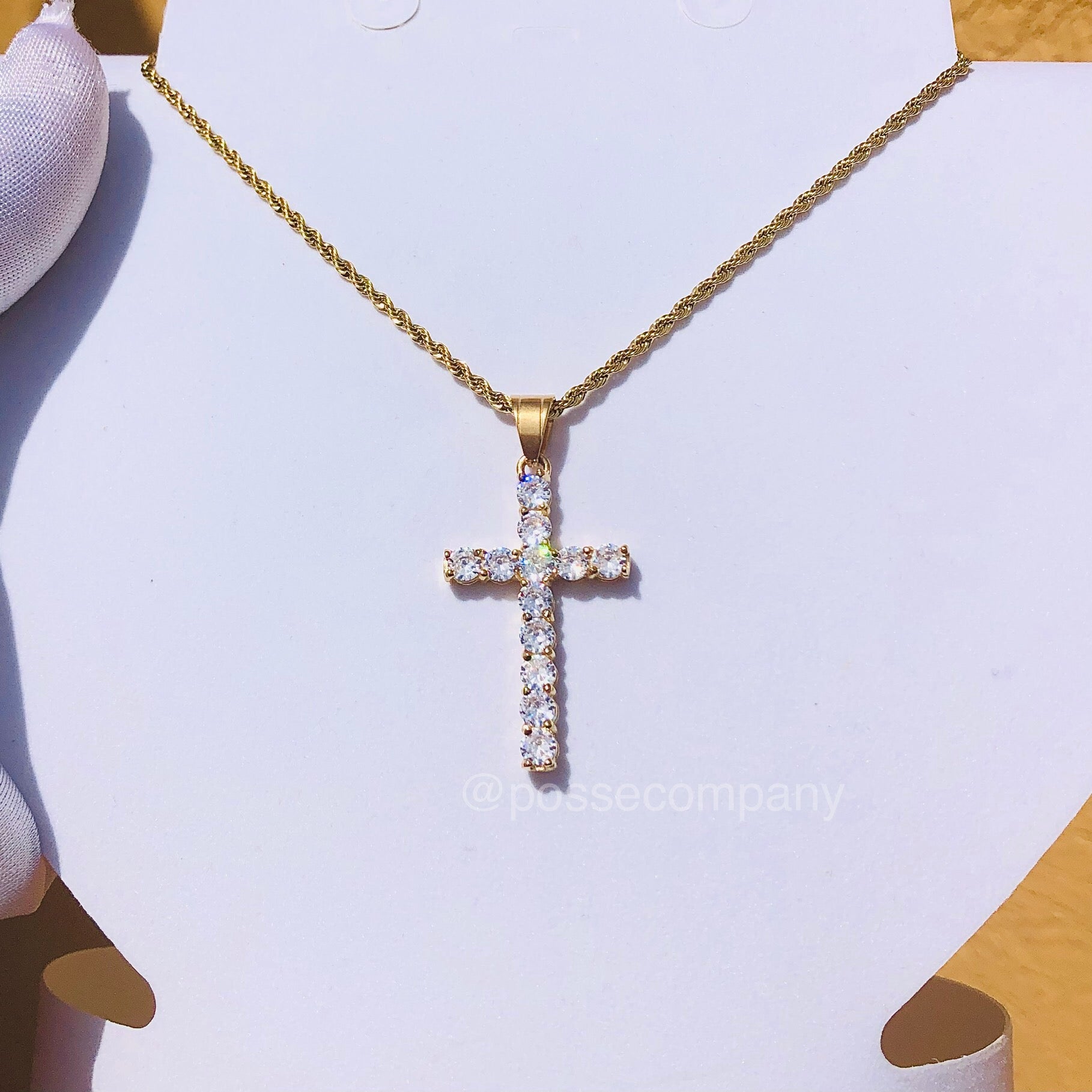 MAJESTY Cross Necklace